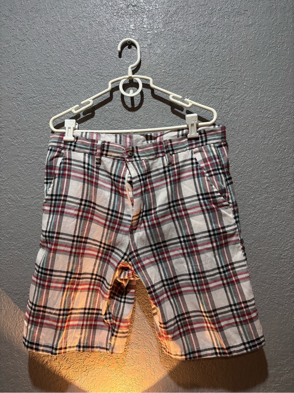 Plaid Cotton Blend Men's Shorts - White and Red